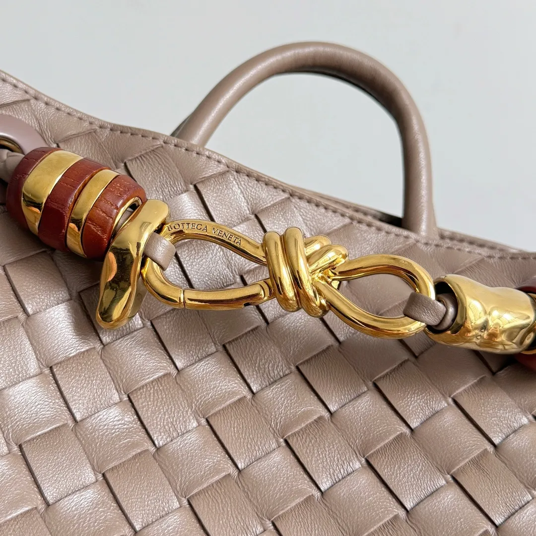 The new Andiamo batch of 3060 BV is shipped‼ ️The classic intercciato weaving process is used to create a soft bag, the metal knot is made of micro-cast aluminum using jewelry technology🪢, and the decorative beads are made of metal and hand-polished oak, allowing you to jump repeatedly between elegance and fun💃, making it unpredictable. Classic and versatile, it shows off your temperament, and the bag has a large capacity, making it very convenient for daily commuting! It has a variety of carrying methods, the shoulder straps can be adjusted by yourself, the original lambskin feels soft and delicate, and the unisex style breaks gender boundaries and brings a more practical and long-lasting use experience. The Andiamo, which has both elegant and casual styles, perfectly interprets the "fashionable old money style". Style number: 743568+wood hardware Color: pine cone brown Size: 25*22*10.5cm